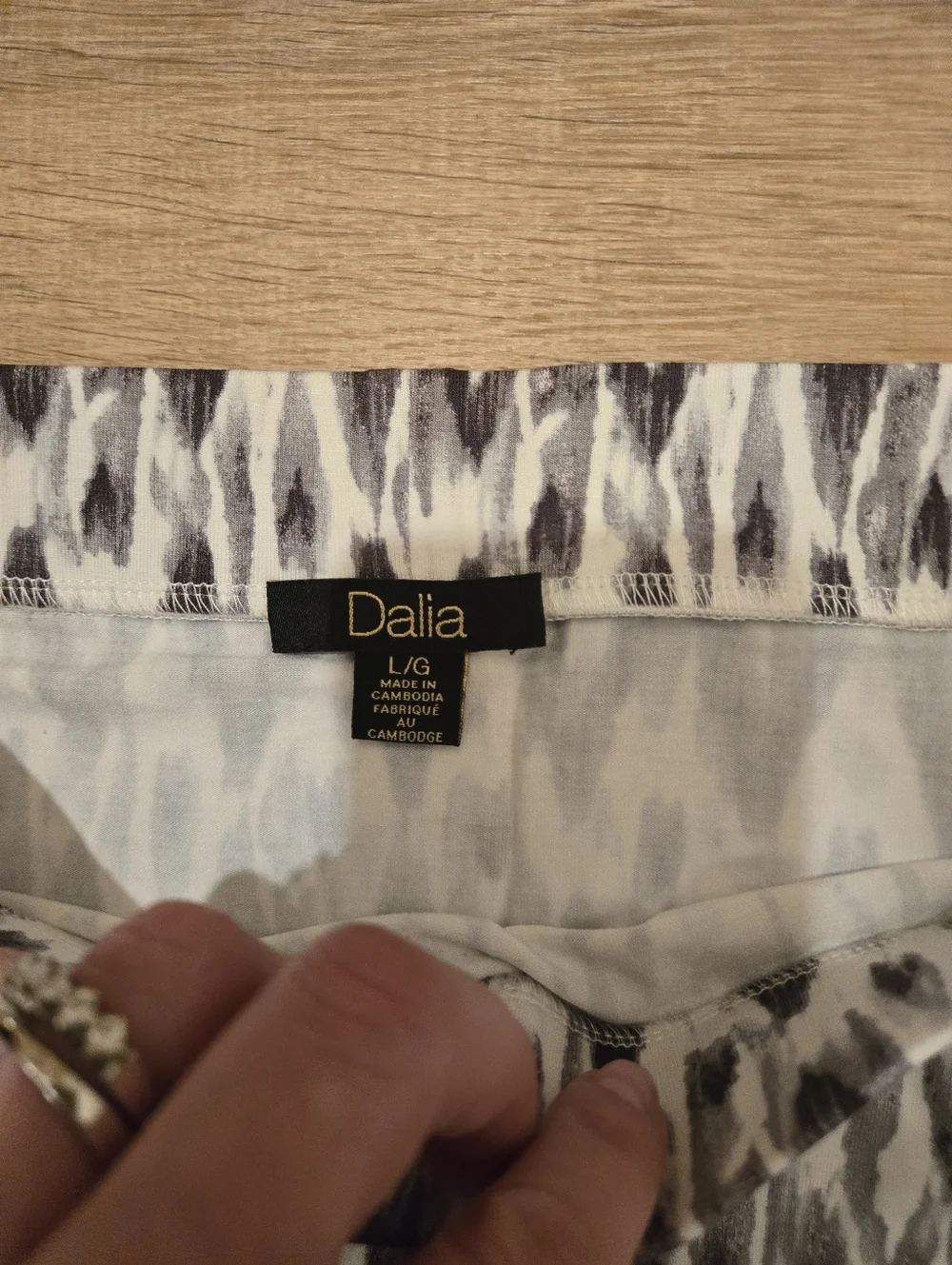Dalia Gray and White Aztec Pattern Stretch Maxi Skirt Sz L - Picture 3 of 7